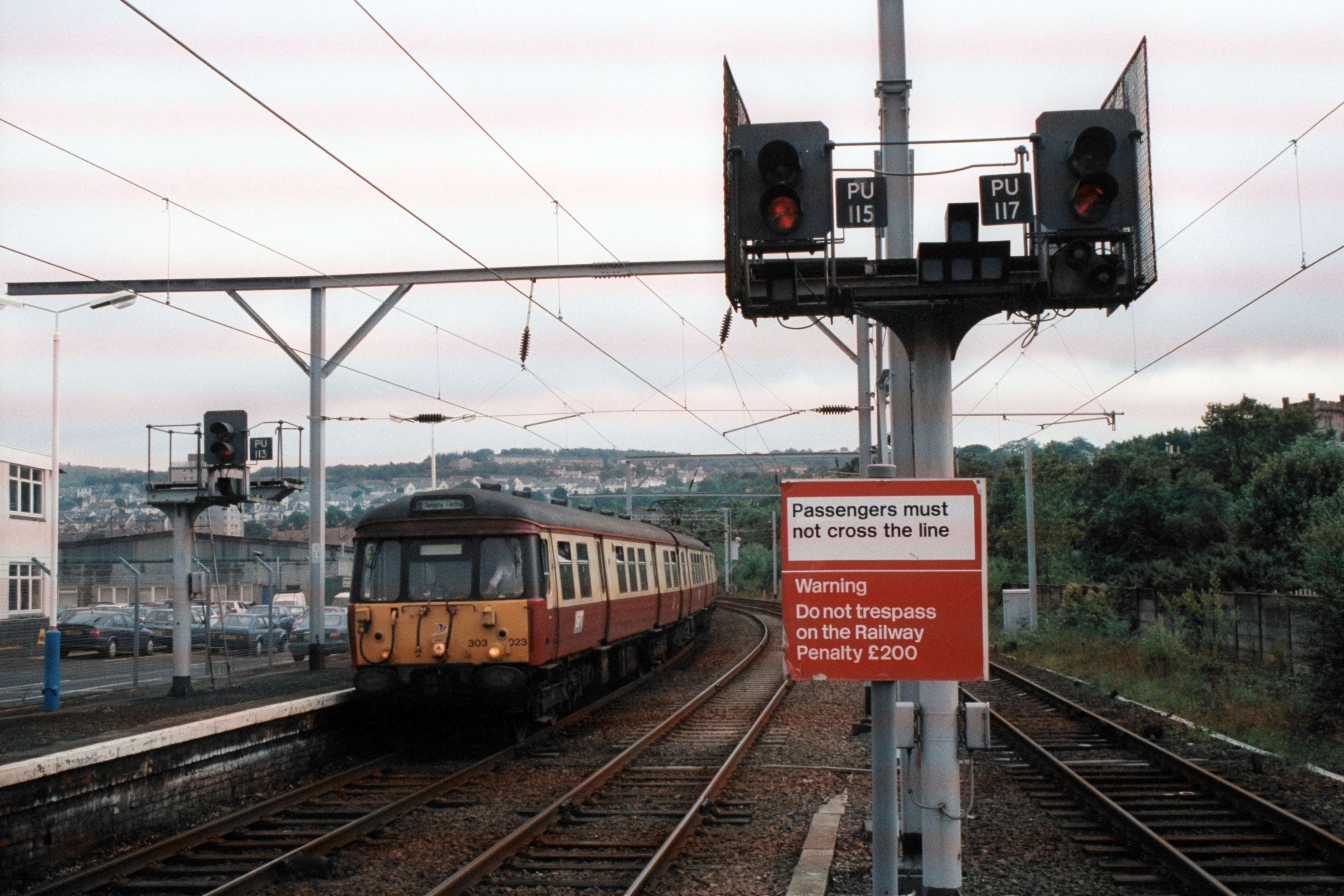 [
303023 arriving at Gourock.  03 July 1999.
        ]