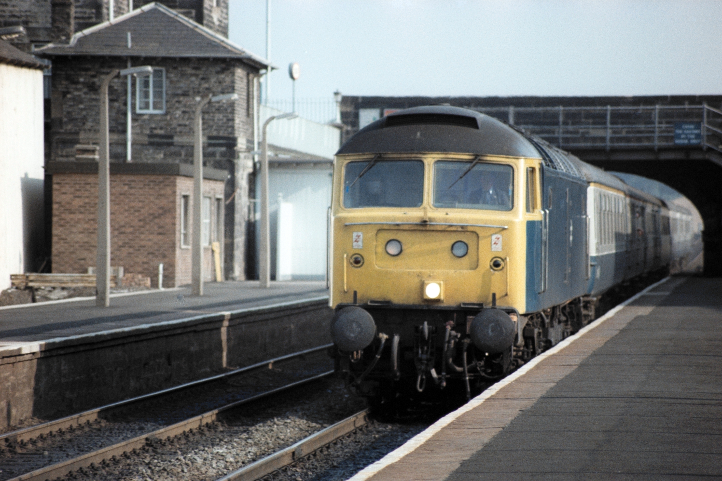 [
47419 approaches Markinch with an Edinburgh train on 20 August 1984.
        ]