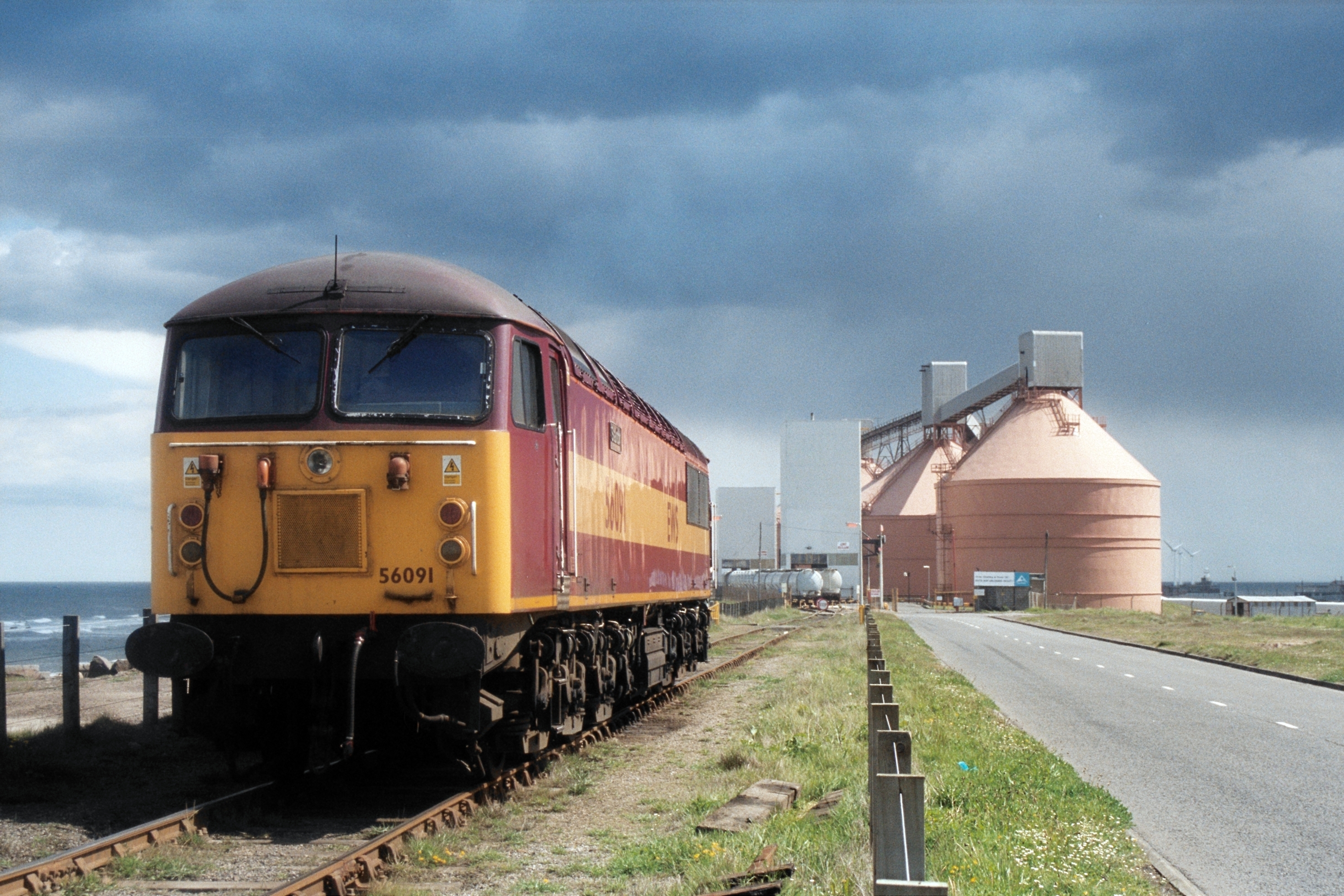 [
56091 "Stanton" running round its train at North Blyth.  Monday 29 May 2000.
        ]
